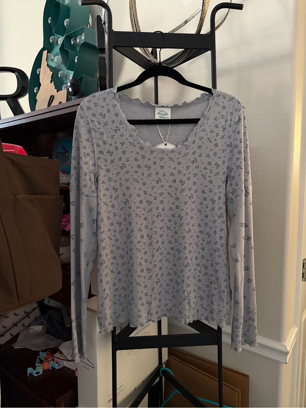 Women’s Light Gray Floral Long-Sleeve Top